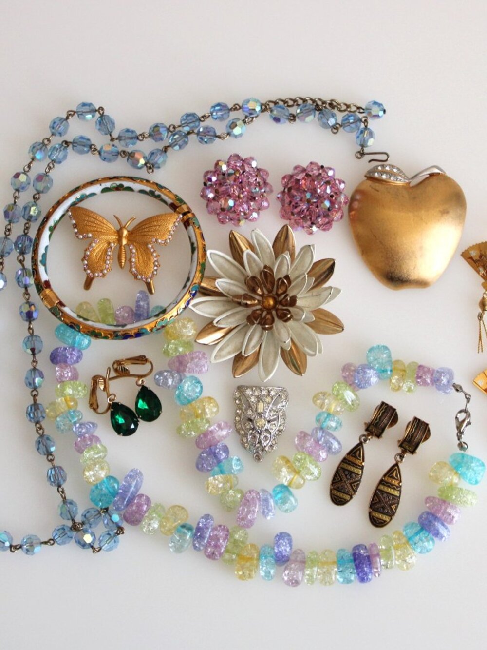 LOT 17. SIGNED AND UNSIGNED HIGHT QUALITY VINTAGE JEWELRY.
